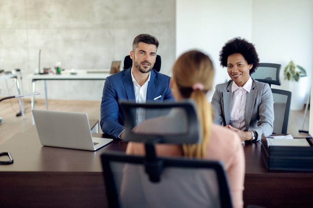 Início | colegas de trabalho tendo uma entrevista de emprego com potencial candidato no escritorio Grande colegas de trabalho tendo uma entrevista de emprego com potencial candidato no escritorio Grande